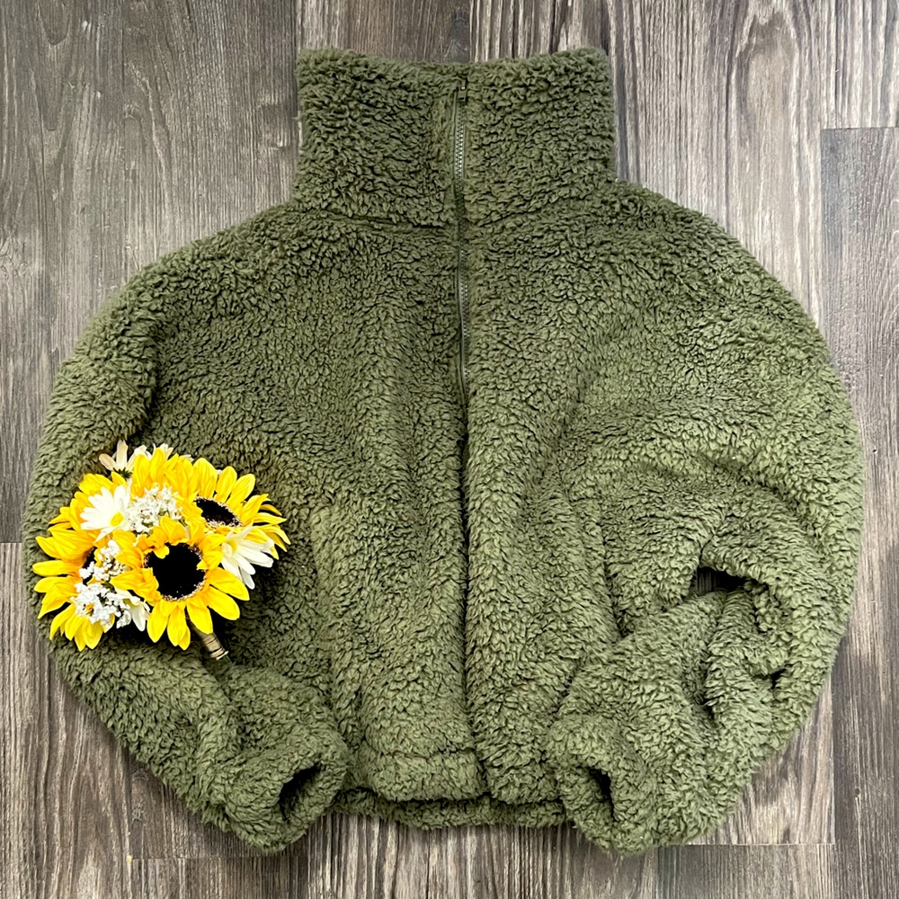 EUC SO olive green zip up slightly cropped sherpa, size small